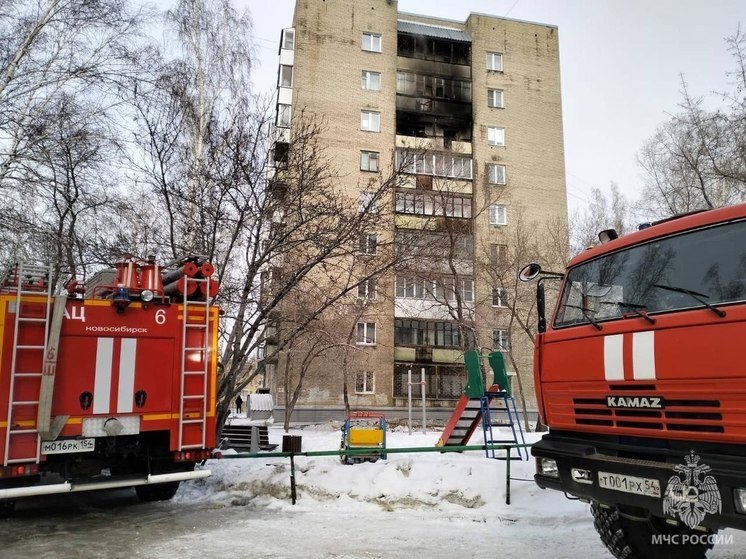 На месте гибели ребенка на пожаре в Новосибирске работает психолог