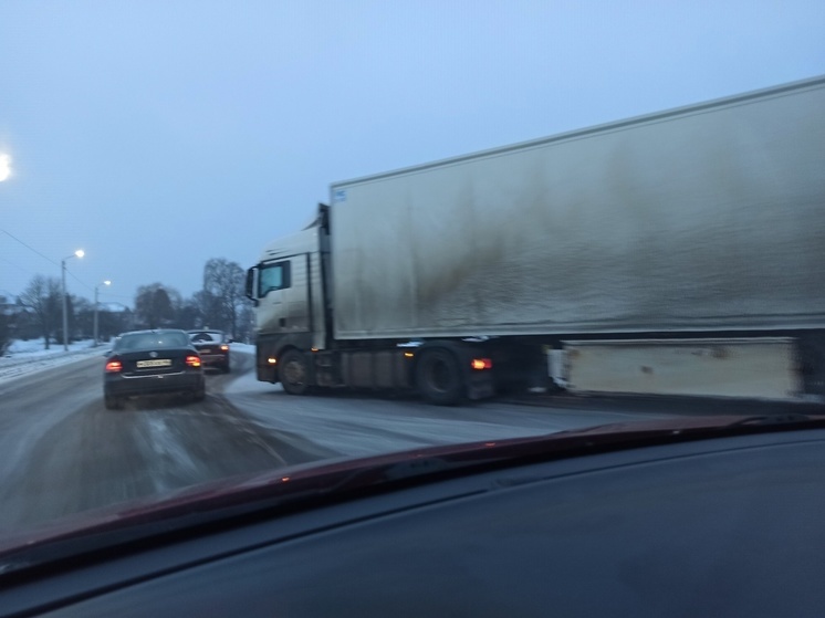 В Курске ДТП с фурой на Дубровинского в ЖАО затруднило движение