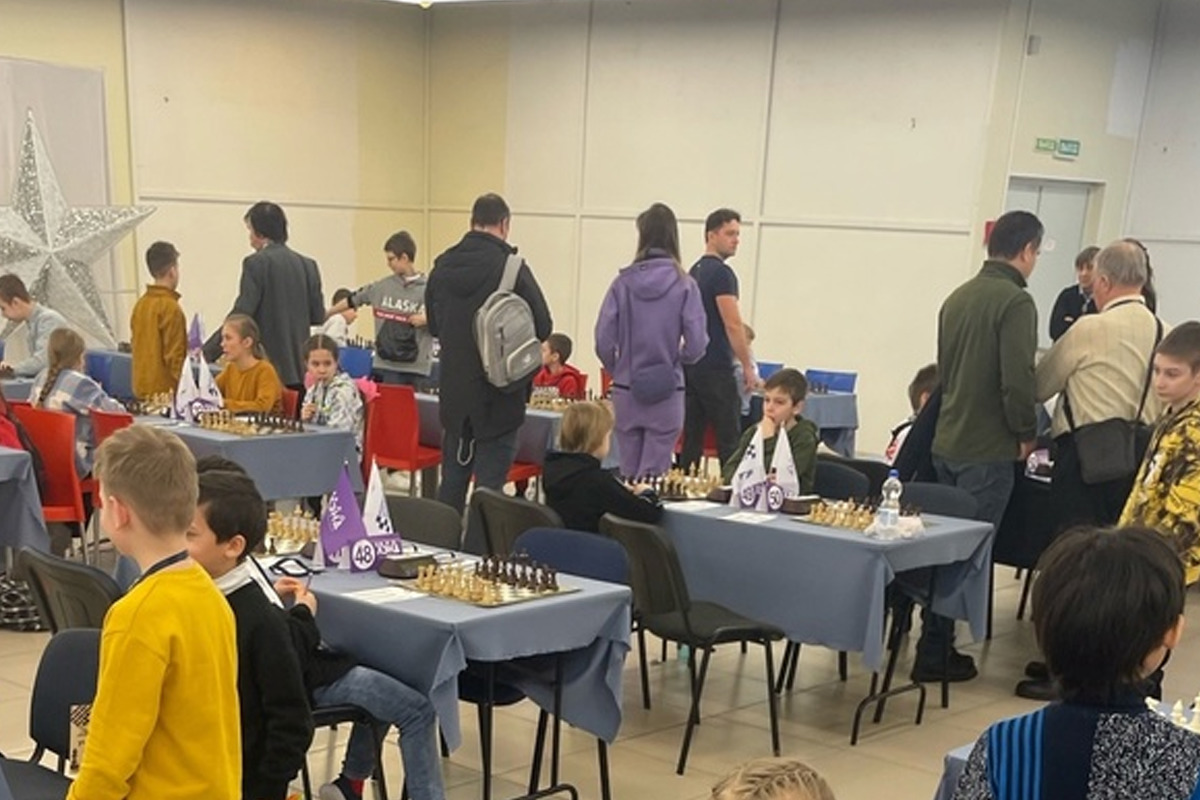 Three young chess players beat world champion Danila Pavlov at a tournament in Ivanovo