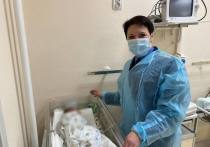 Сотрудники СУ СКР по Новосибирской области навестили в больнице новорожденного, которого нашли в мусорном баке