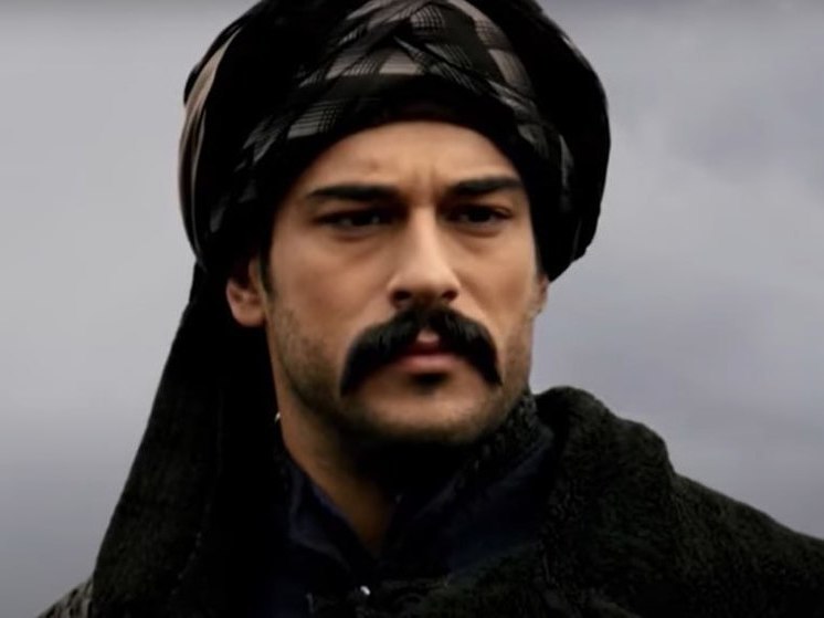 Звезда турецких сериалов Бурак Озчивит приехал в Петербург