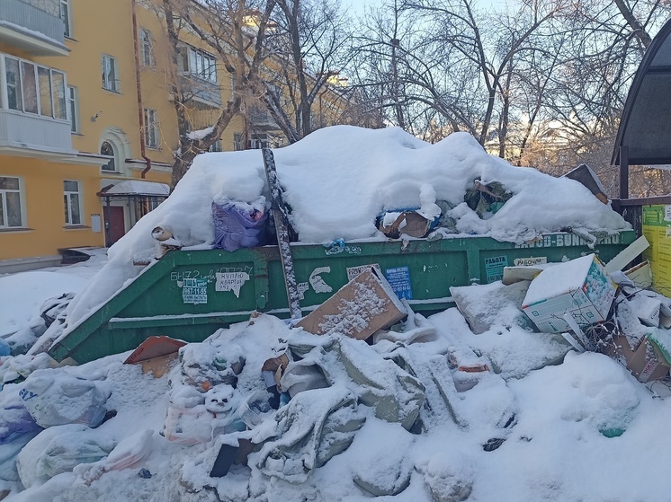 Жильцам исторических зданий на улице Богдана Хмельницкого в Оренбурге мешает бак-лодочка