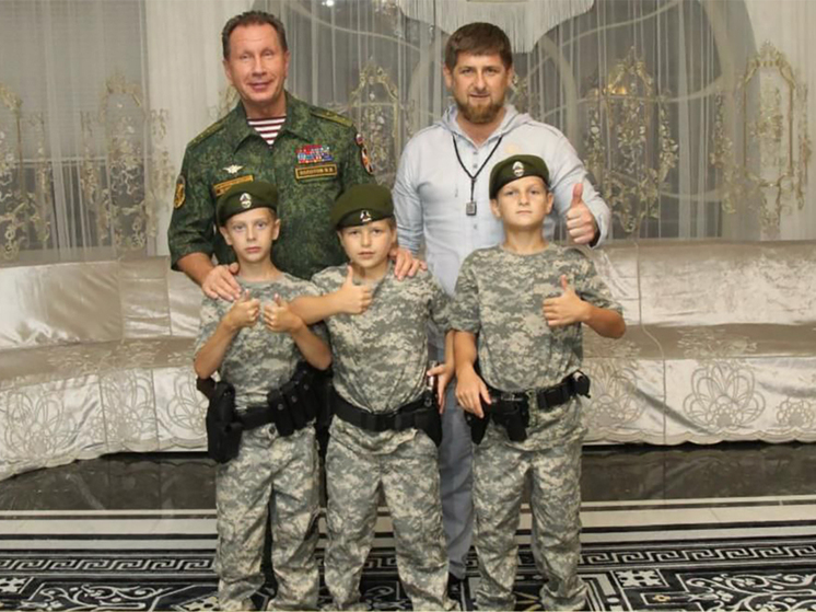 Глава Чечни Кадыров опубликовал архивное фото с сыновьями и главой Росгвардии Золотовым