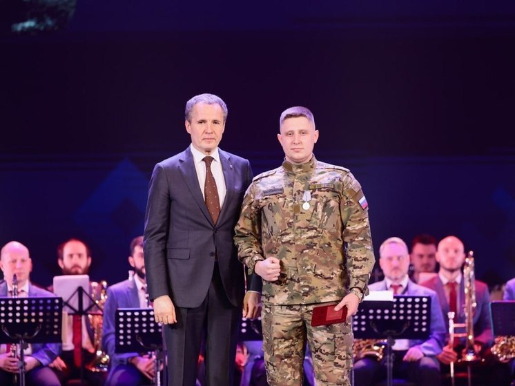 Вячеслав Гладков вручил белгородцам награды ко Дню защитника Отечества