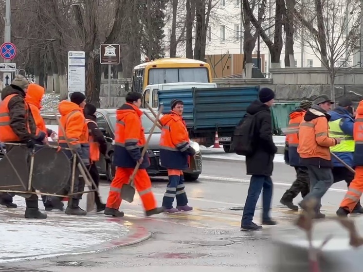 На уборку Белгорода 21 февраля вышли 263 рабочих и 59 машин