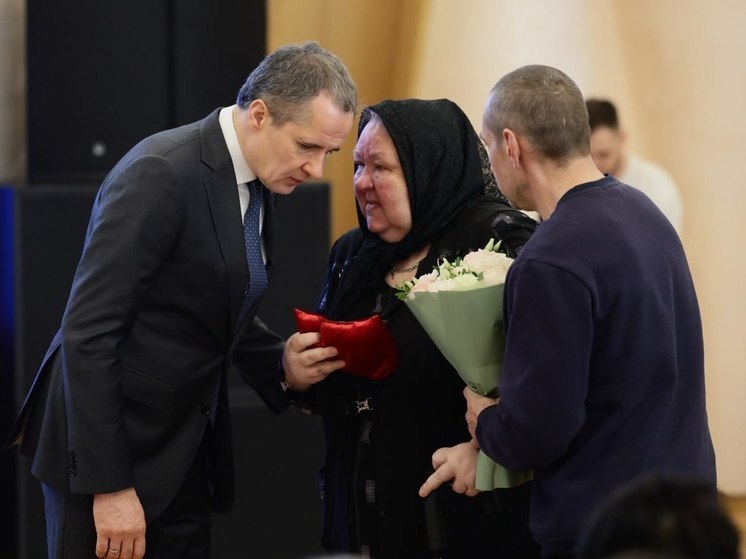 Вячеслав Гладков передал ордена Мужества родным погибших белгородцев