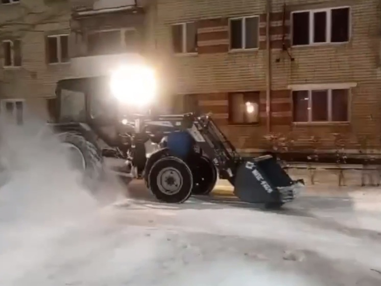 Коммунальщики будут всю ночь очищать Белгород от снега