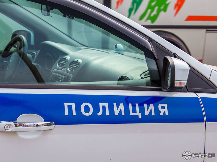 Полицейским пришлось выламывать дверь в квартиру новокузнечан, похитивших человека ради авто