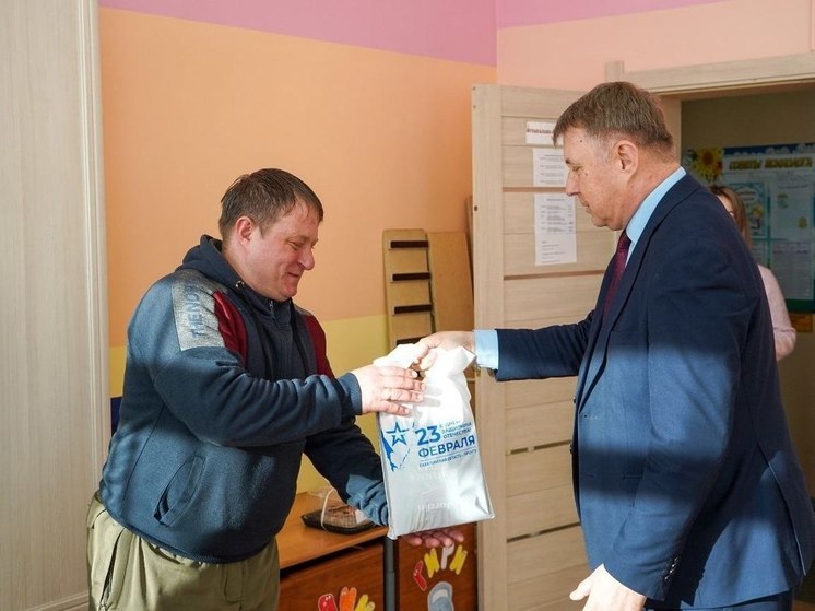В Корсакове поздравили многодетного ветерана СВО с Днем защитника Отечества