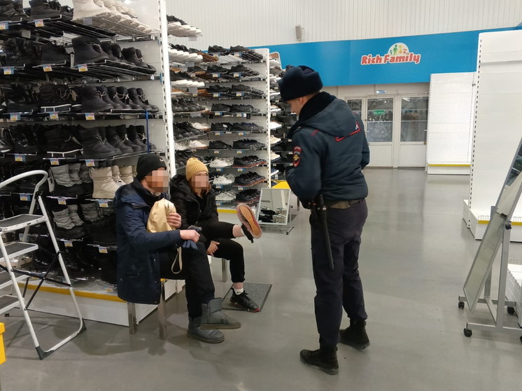 В Новосибирске девушка пыталась уйти из магазина в краденных сапогах