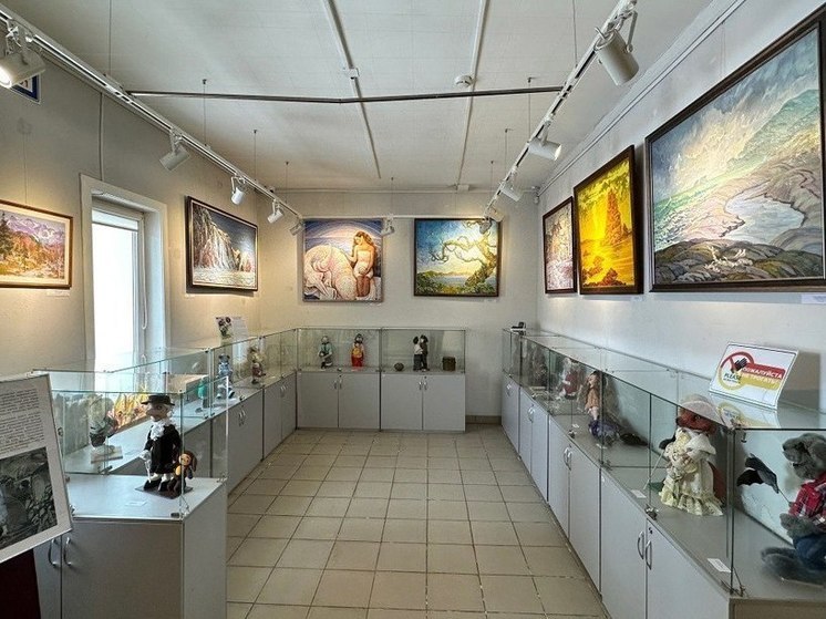 В Углегорске открылась выставка сахалинских художников