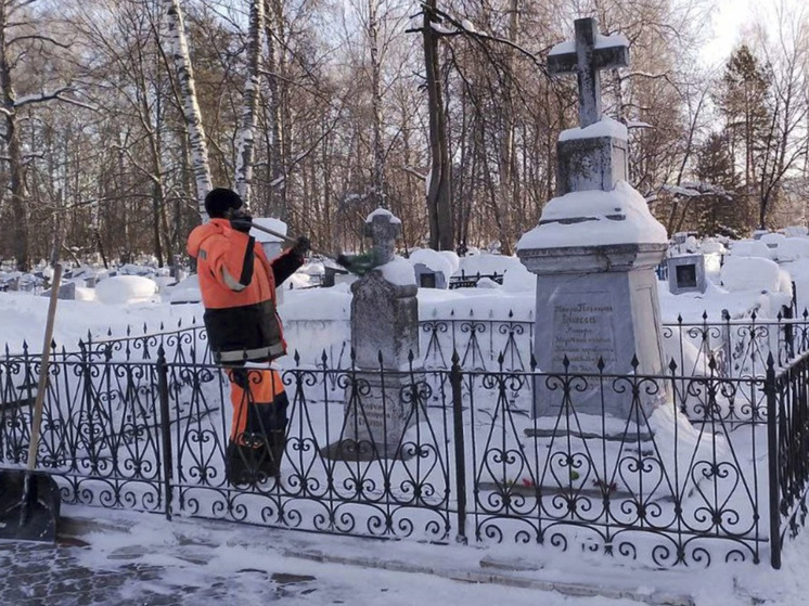 В Тобольске на кладбище наводят порядок