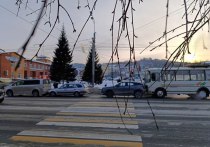 В Горно-Алтайске 21 февраля столкнулись несколько автомобилей и маршрутный автобус. Массовое ДТП произошло около 17:20 на проспекте Коммунистическом. 
