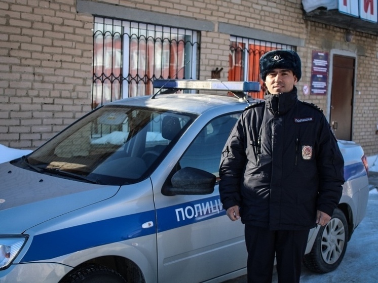 На Южном Урале полицейский вытащил из горящего дома бабушку с дочерью
