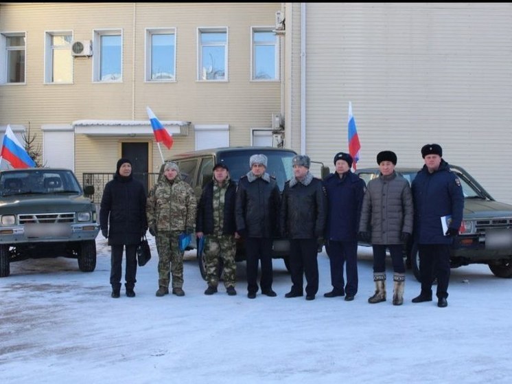 Полицейские и следователи Бурятии передали землякам в зону СВО три автомобиля