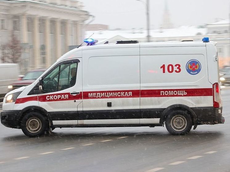 An unknown person broke the face of a St. Petersburg resident in the front door