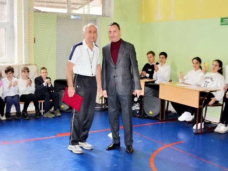 Депутат ЗСК Виктор Тепляков вручил Благодарственное письмо заслуженному учителю Кубани