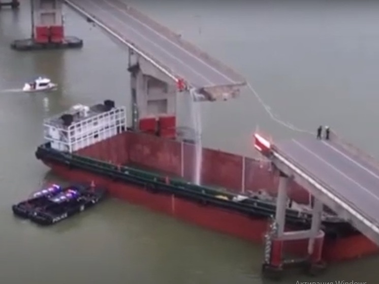 Контейнеровоз обрушил автомобильный мост в китайском Гуанчжоу