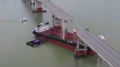 В китайском городе Гуанчжоу грузовое судно разрушило мост пополам: момент попал на видео