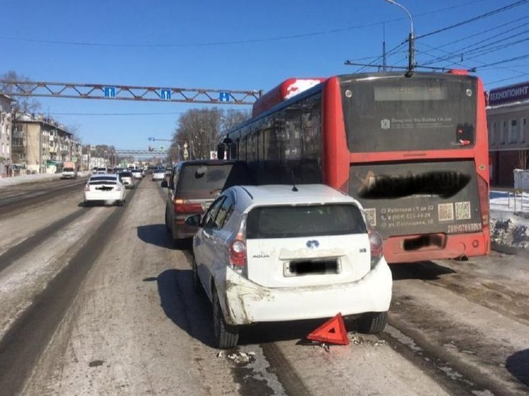В Хабаровске на улице Краснореченской столкнулись автобус и две иномарки