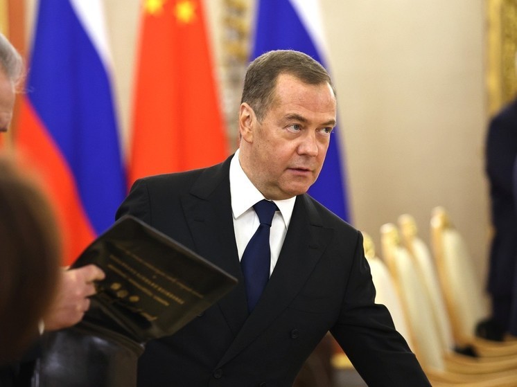 Медведев не боится стать нерукопожатным на Западе