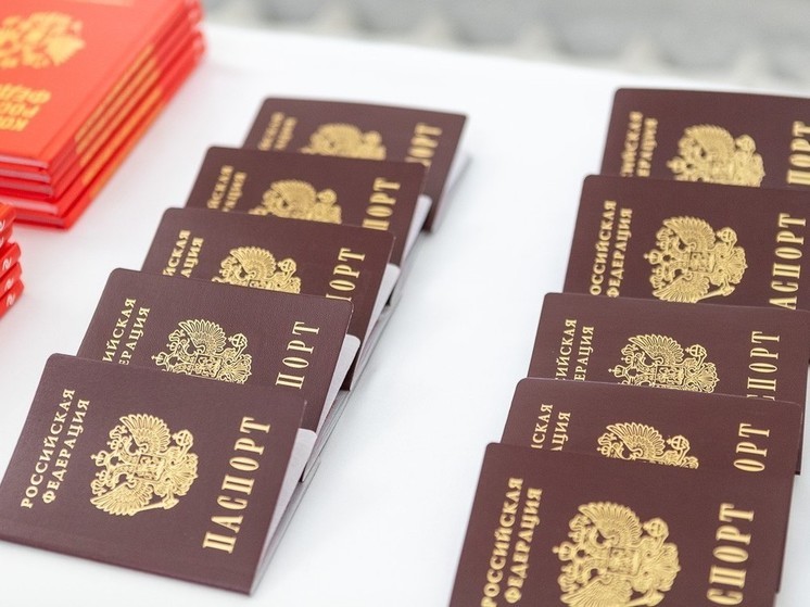 10 юных псковичей получили паспорта из рук губернатора