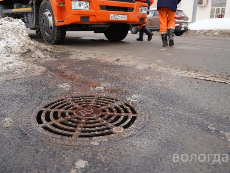 Коммунальщики отогрели в Вологде более 200 дождеприёмных колодцев