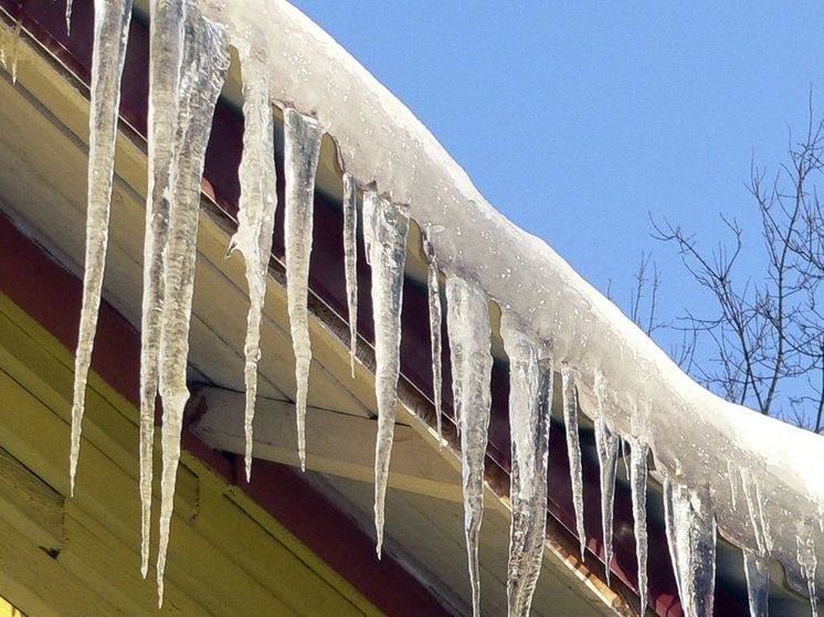 Жители Можайска пожаловались на огромные сосульки над подъездом