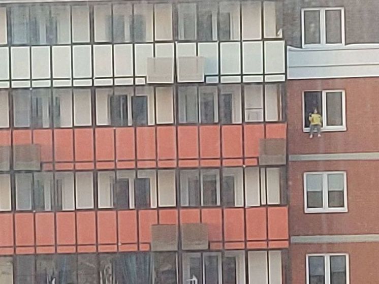 Ребенка, сидящего в окне высотки, заметили жители ЖК «Томилино парк»