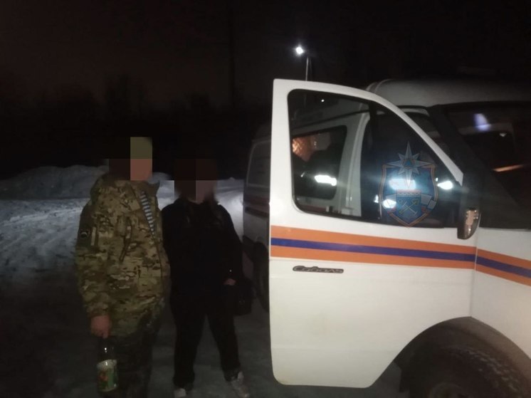 Спасатели вывели из леса около деревни Бойцово мужчину с женой