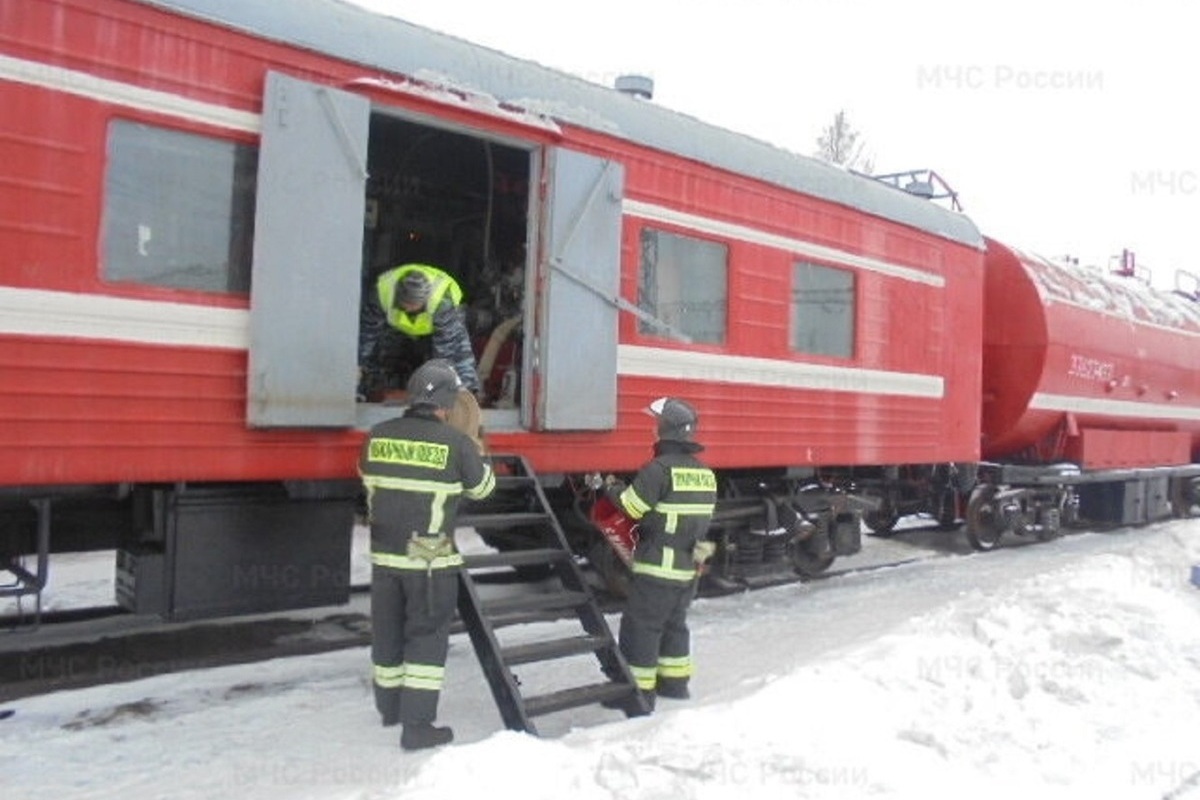 Пожарный поезд в Шарье готов к работе и стоит на запасном пути