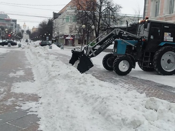Пензенские улицы продолжают освобождать от снега и льда