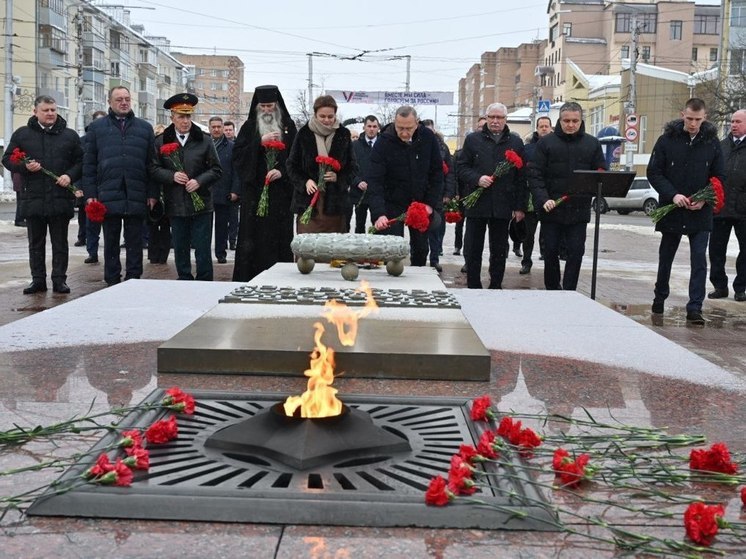 Шапша возложил цветы к могиле неизвестного солдата в Калуге