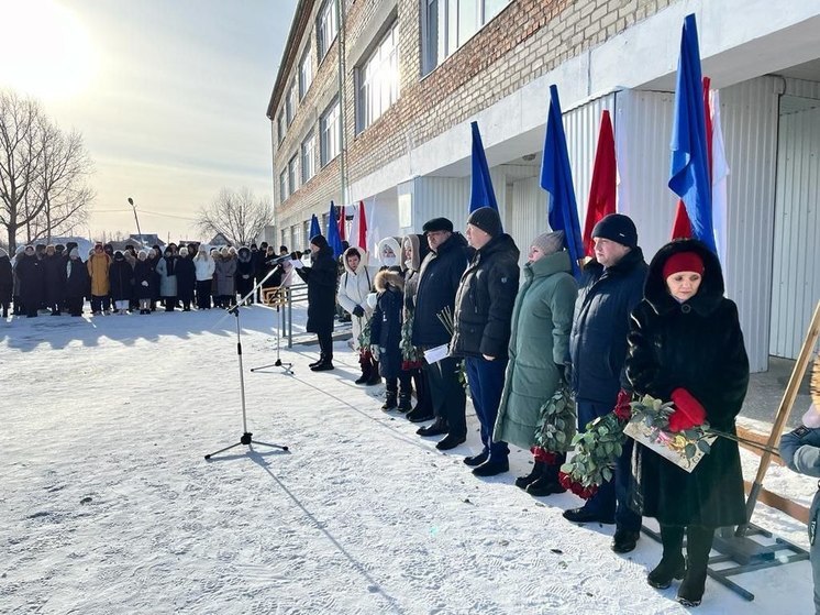 В память о погибшем на СВО лейтенанте в Александровском открыли мемориальную доску