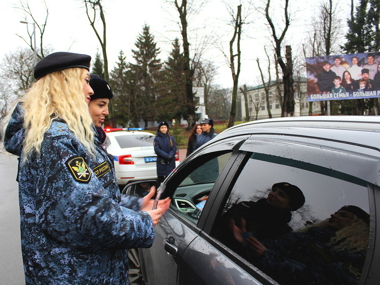 Судебные приставы и госавтоинспекторы поздравили калининградских водителей