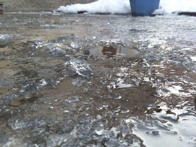 В Великом Новгороде начали убирать снег и наледь с дождеприемных колодцев