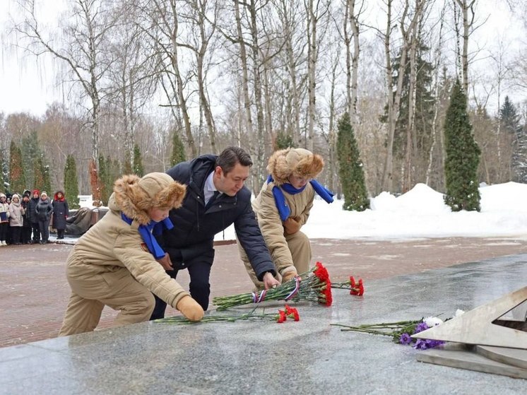 Бутов возложил цветы у памятника павшим воинам к 23 февраля в Новомосковске