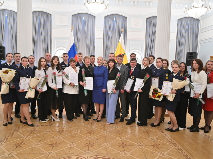 Анна Рослякова вручила рязанским курсантам именные стипендии губернатора