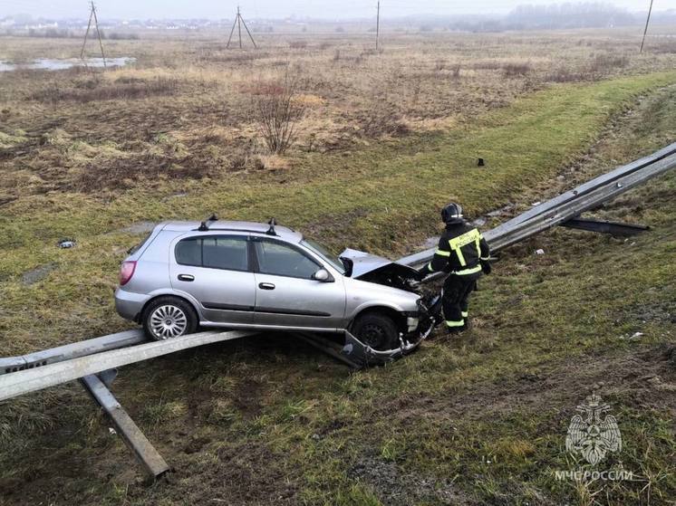 Автомобиль вылетел в кювет и смял ограждение под Зеленоградском