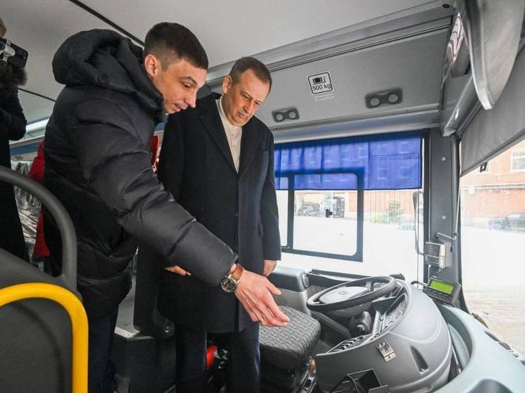 Дрозденко оценил новые автобусы, которые запустили в трех районах Ленобласти