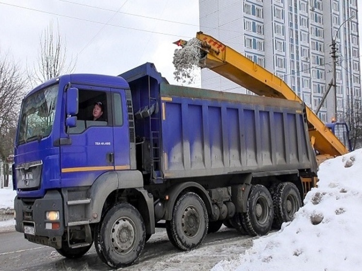 В Большом Серпухове продолжается очистка дорог от снега и наледи