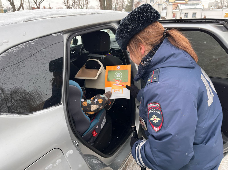 Сотрудницы УМВД по Орлу поздравили автолюбителей с Днем защитника Отечества