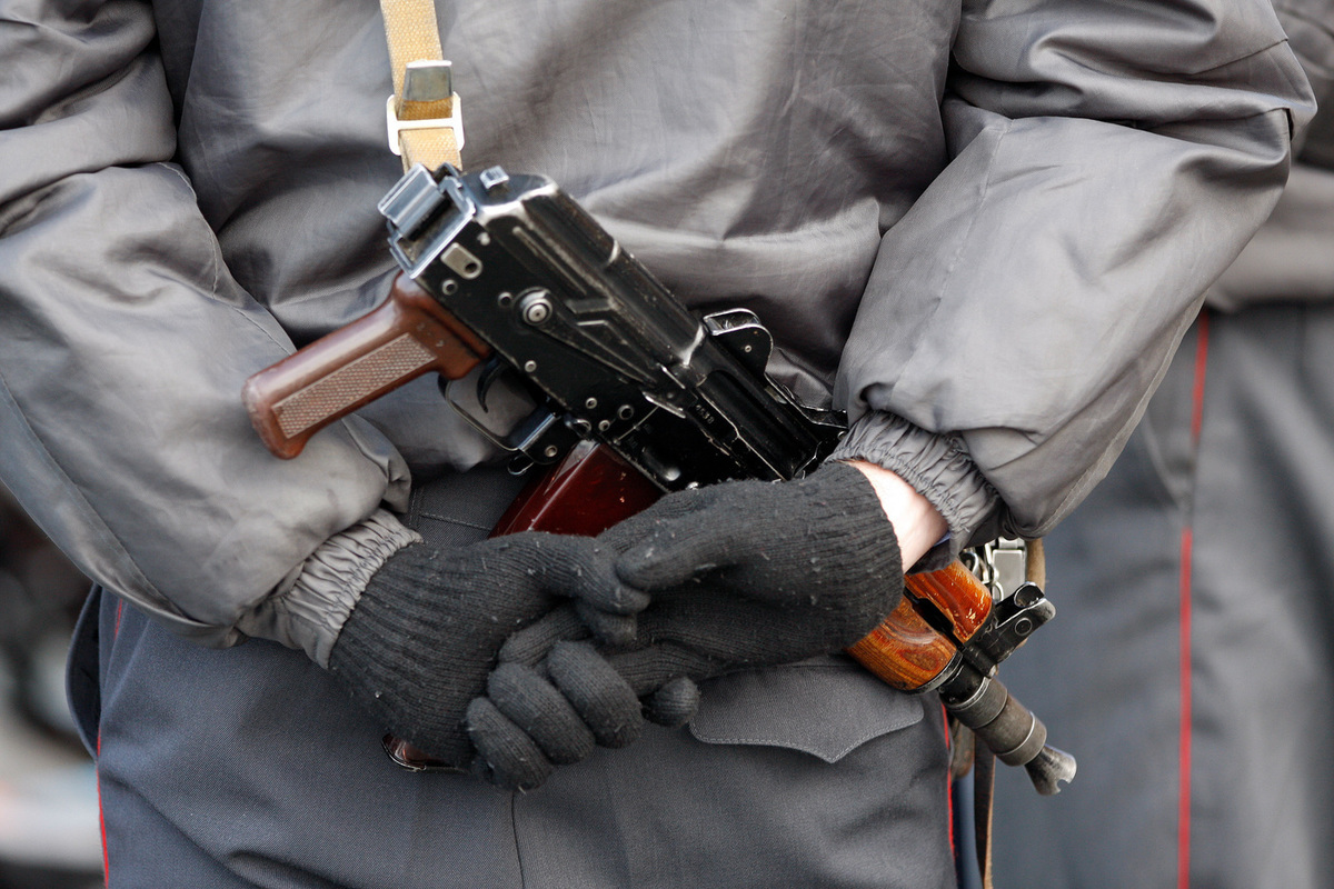 Employees of the prosecutor's office and the Investigative Committee were allowed to use a Kalashnikov assault rifle