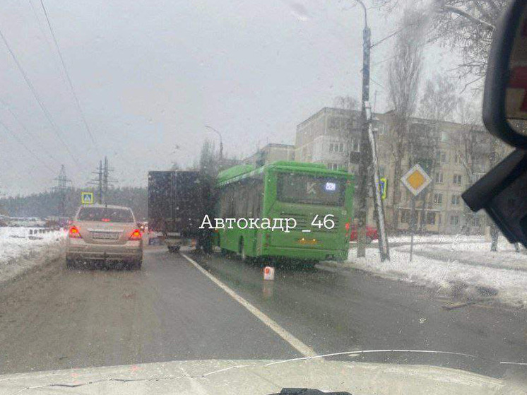 В Курске на улице Заводской столкнулись «Волгабас» и «Газель»