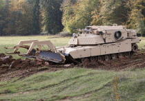 Как сообщил обозреватель Forbes Дэвид Экс, российским военным удалось уничтожить редкую инженерную бронемашину M1150 Assault Breacher на базе танка M1 Abrams, которую США тайно направили Киеву