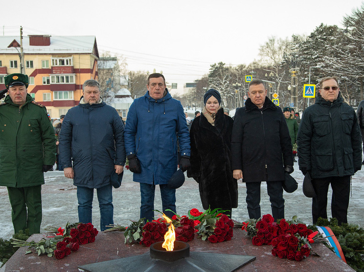 В Южно-Сахалинске 23 февраля возложили цветы к Вечному огню