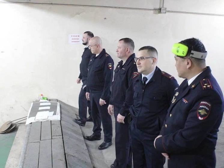 Сахалинские полицейские провели турнир по стрельбе из пистолета Макарова