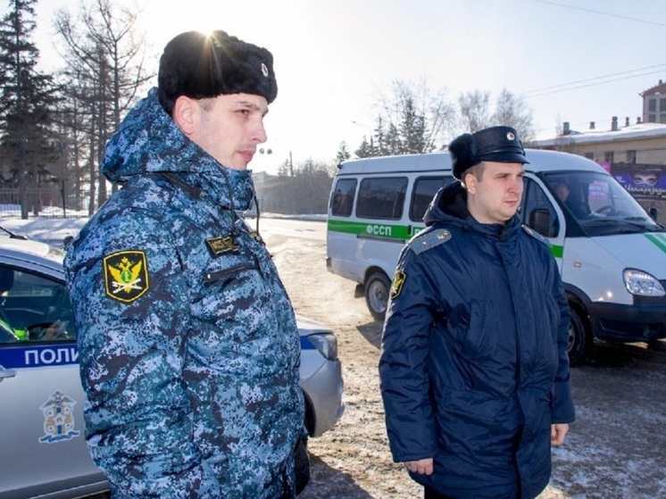 Приставы изъяли NissanTiida у омича прямо на улице
