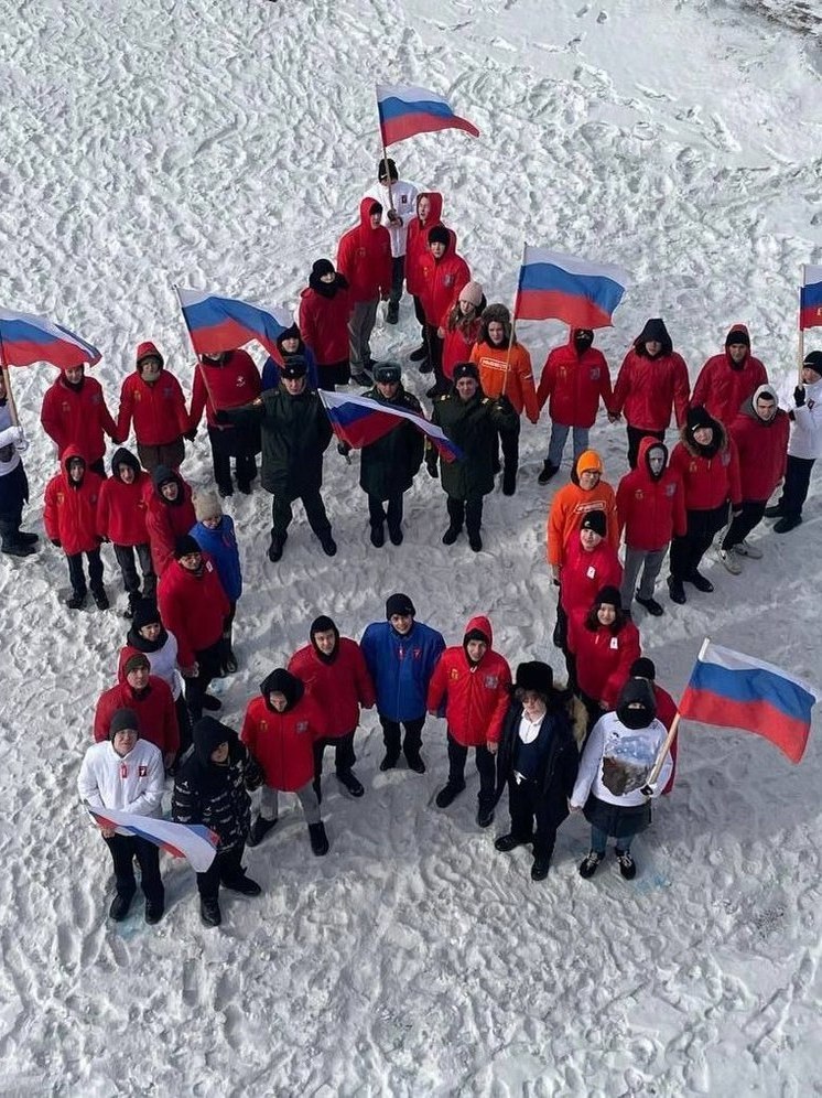 Школьники в Кяхте в Бурятии выстроились в фигуру «Звезда Героя»
