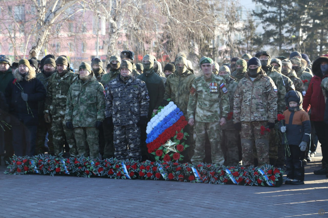 В День защитника Отечества на Мемориале Славы в Барнауле возложили цветы. Фото с церемонии